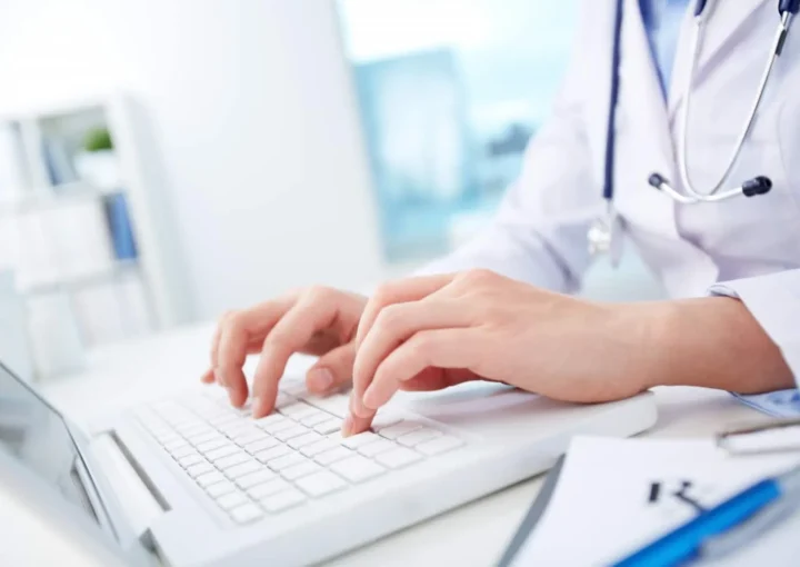 médecin sur un ordinateur
