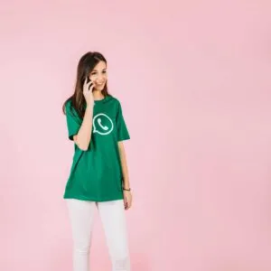 Femme au tel t-shirt WhatsApp