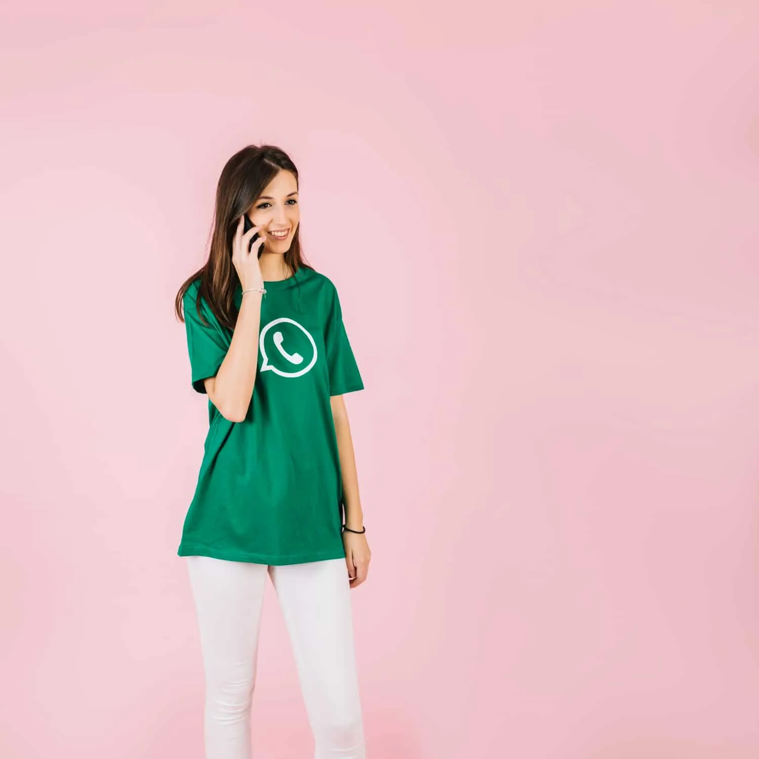 Femme au tel t-shirt WhatsApp